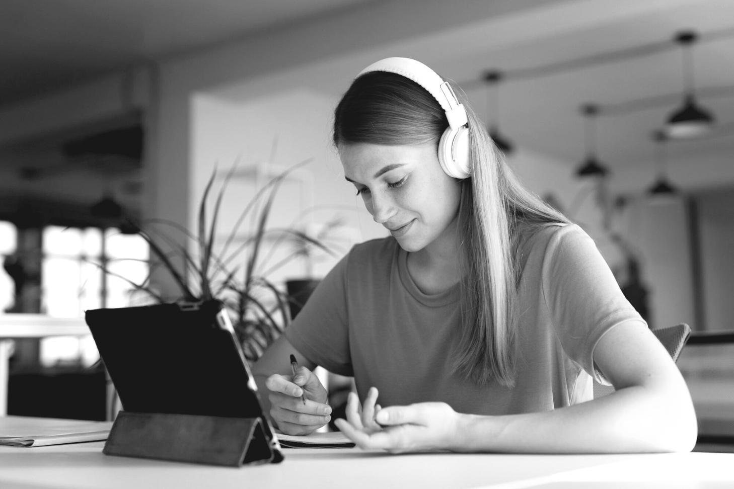 Australian entrepreneurs collaborating in online business workshop environment